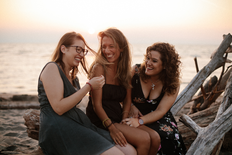 fotografo ritratti ragazze amiche mare alba spiaggia rovigo venezia veneto